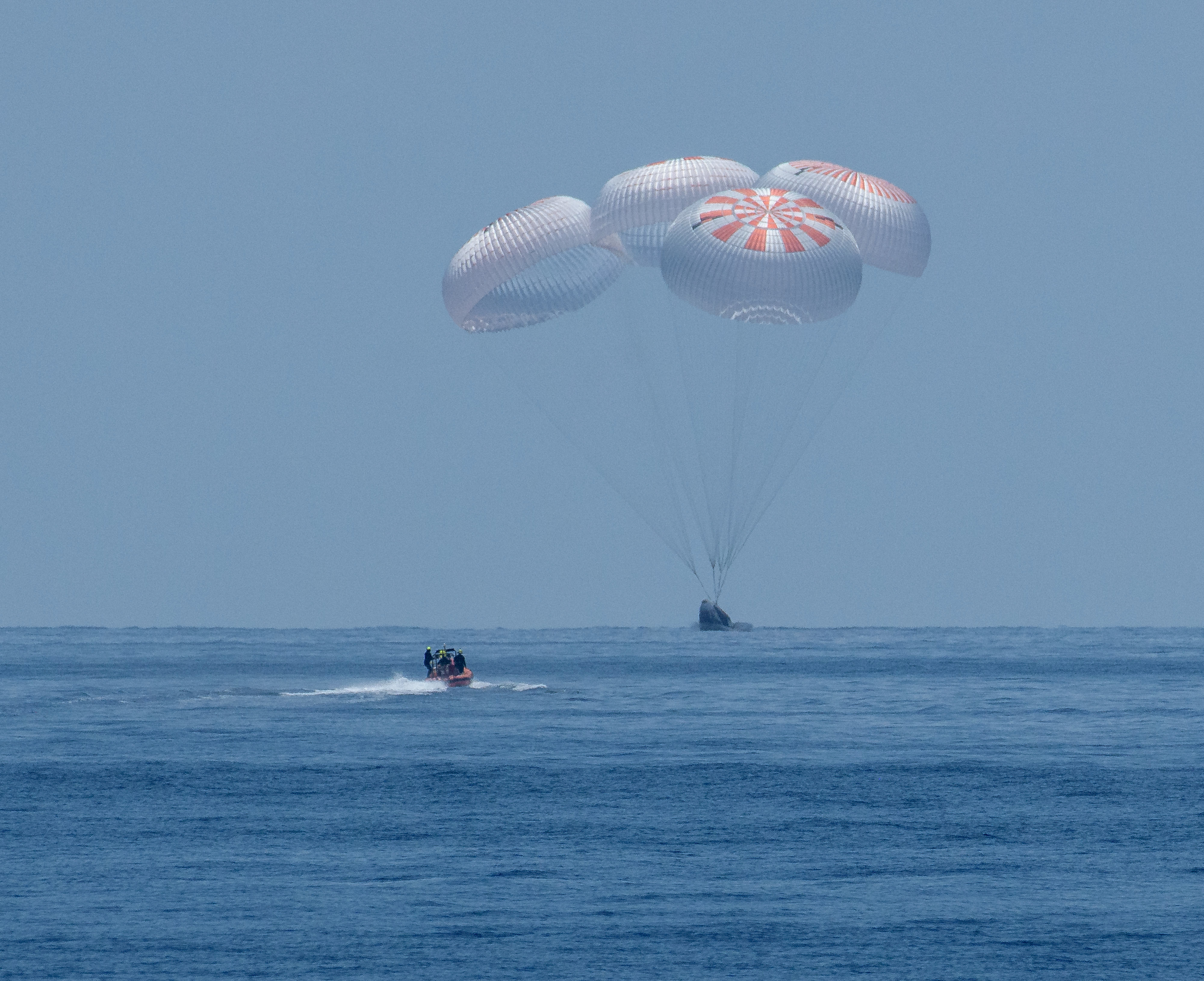 ▲▼SpaceX和NASA合作發射的「飛龍奮進號」（Dragon Endeavour）成功濺落墨西哥灣。（圖／路透）