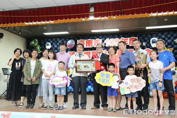 ▲台南市政府勞工局舉辦勞工模範父親表揚，台南市長黃偉哲親自頒獎予20位勞工模範父親們。（圖／記者林悅翻攝，下同）