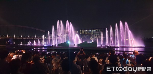 ▲▼   仲夏夜無人機群飛，嬉遊故宮南院          。（圖／記者翁伊森翻攝）