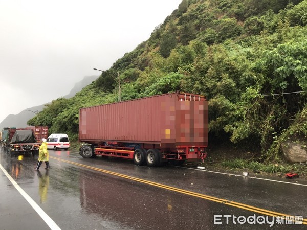 ▲▼新北市貢寮區3日上午9時許，台二線往宜蘭段發生貨櫃車自撞事故。（圖／記者郭世賢翻攝）