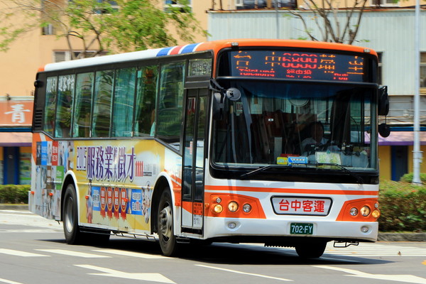 ▲台中客運公車發生女學生頭部被車門夾住的意外。（圖／台中客運公司臉書）