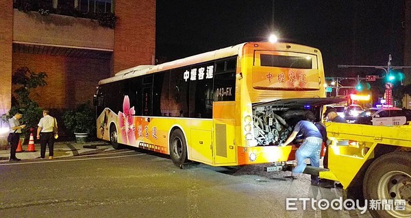 ▲桃園市中壢客運2日晚間行經桃園區成功路處，因前方機車停車來不及剎車追撞後再衝向對向教會。（圖／記者沈繼昌翻攝）