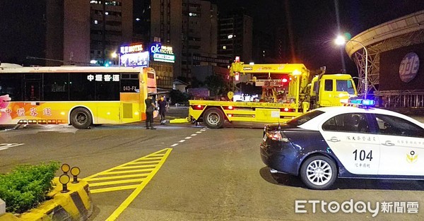 ▲桃園市中壢客運2日晚間行經桃園區成功路處，追撞前方機車再衝入對向教會，警方現場進行疏導處理中。（圖／記者沈繼昌翻攝）