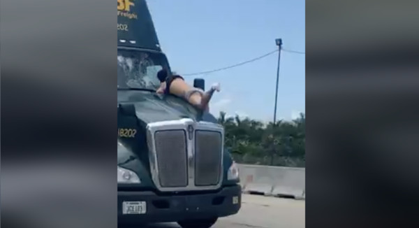 ▲▼ 佛州一名男子攀在卡車引擎蓋上敲擊擋風玻璃。（圖／翻攝自臉書／Erik Morales）