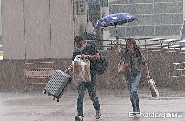 ▲▼哈格比颱風擦邊過 台北市間歇性大雨陣風。（圖／記者屠惠剛攝）