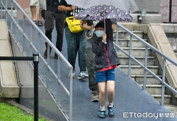 ▲▼受哈格比颱風外圍環流影響，北北基升級豪雨特報,大雨,下雨,雨天,天氣,豪大雨,雷陣雨,梅雨,降雨,氣象,行人,撐傘,雨傘,路人  。（圖／記者李毓康攝）