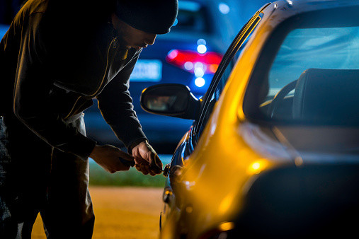 ▲▼汽車失竊率高，登錄uTagGO APP可獲贈「車內動產被竊保險」。（圖／遠通電收提供）