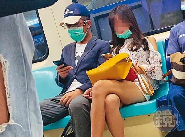 07/17 19:36丁允恭（左）與C女（右）在捷運內並肩而坐，C女不時觸碰丁的大腿。