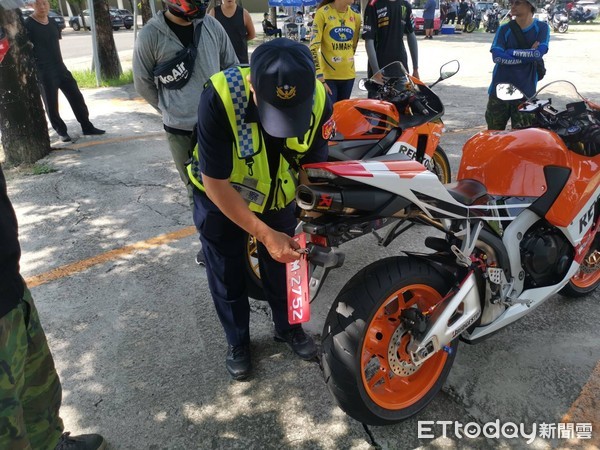 ▲台南市歸仁分局避免違法改裝機車，藉機至市道182線飆車影響行車安全，結合交警大隊、環保局及台南監理站，加強輛稽查，取締違法情事。（圖／記者林悅翻攝，下同）