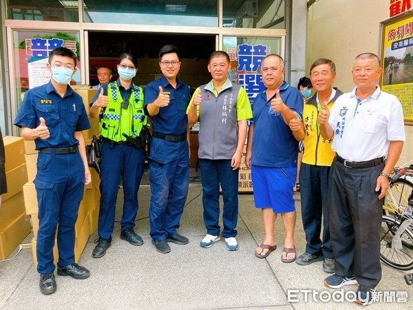 ▲近期全國各地鬧「血荒」，亟需各地愛心民眾慷慨挽袖，台南市警三分局波麗士響應活動挽袖捐熱血，充分展現鐵漢柔情的一面。（圖／記者林悅翻攝，下同）