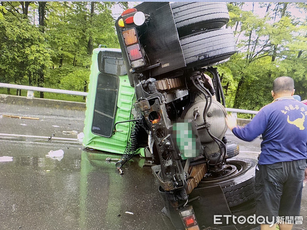 ▲台86 線4日上午發生一起曳引車疑天雨打滑失控撞上護欄翻車，62歲陳姓駕駛人被撞擊及翻轉力道拋出車外，頭部受創，送往成大醫院急救。（圖／記者林悅翻攝，下同）