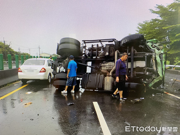 ▲台86 線4日上午發生一起曳引車疑天雨打滑失控撞上護欄翻車，62歲陳姓駕駛人被撞擊及翻轉力道拋出車外，頭部受創，送往成大醫院急救。（圖／記者林悅翻攝，下同）