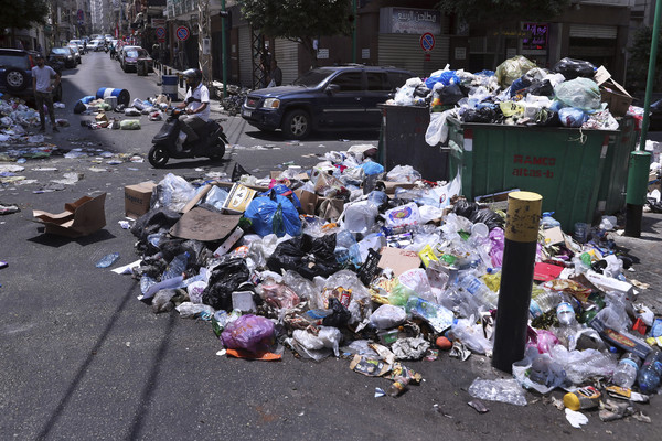 ▲街道上有許多抗議活動後的垃圾。（圖／達志影像／美聯社）
