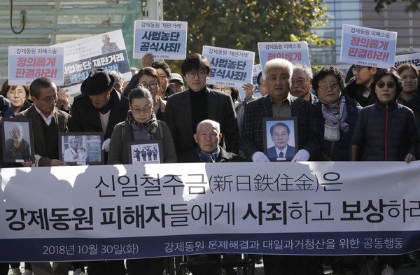 ▲94歲的韓國徵用工案受害者李春植（Lee Chun-sik，音譯）2018年10月30日來到首爾最高法院外抗議。（圖／達志影像／美聯社）