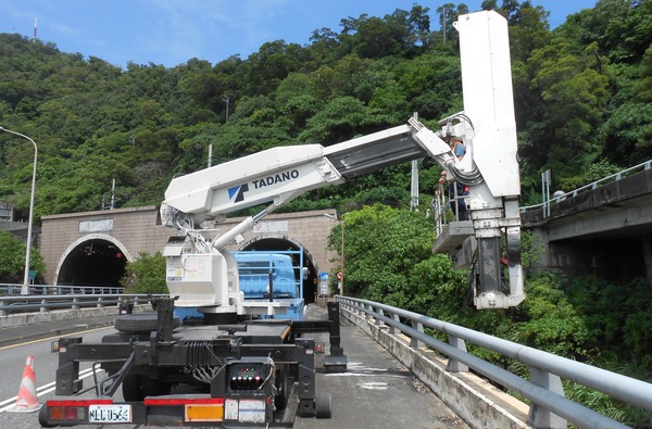 ▲▼公路總局使用橋檢車進行橋梁檢測作業。（圖／公路總局提供）
