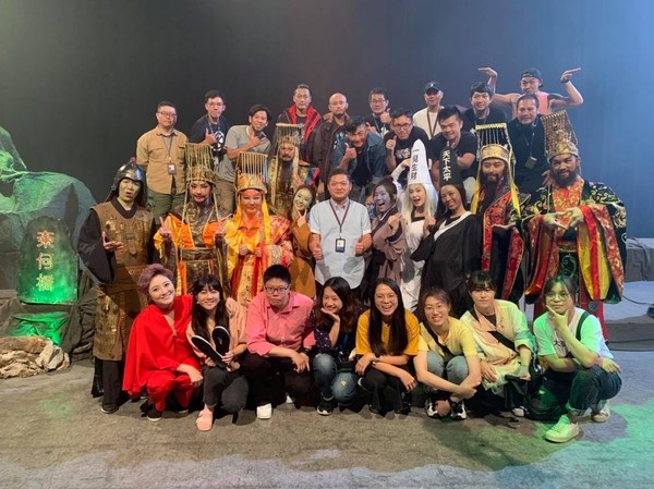 ▲▼《炮仔聲》明芸CP殺青曬畢業照。（圖／翻攝自臉書／陳冠霖）