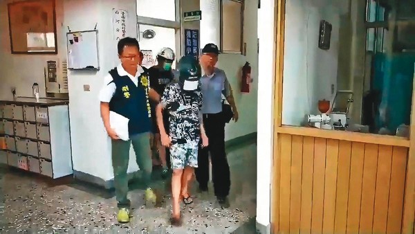 案發後，2名少年到警局自首，聲稱全案是他們2人所為。（東森新聞提供）