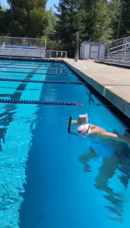 美奧運金牌游泳女將「頭頂牛奶橫越泳池」！36秒抵達終點竟一滴未灑