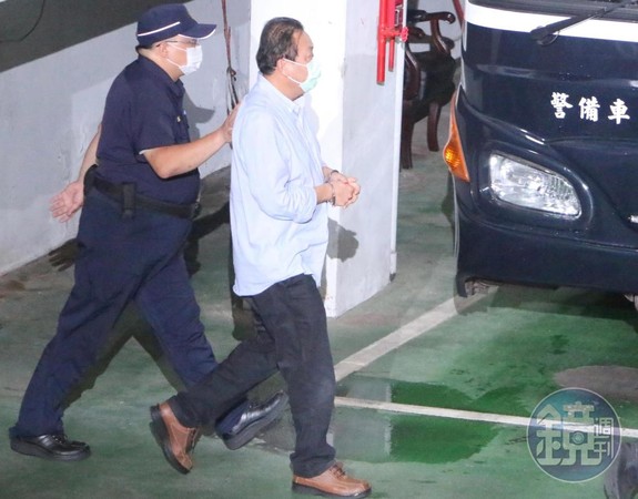 民進黨立委蘇震清羈押禁見，被送上囚車。