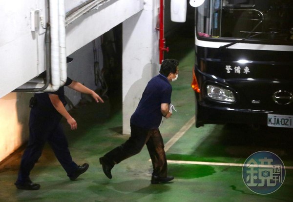 立委蘇震清辦公室主任余學洋羈押禁見，被送上囚車。