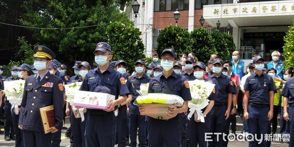 ▲▼送樹林警楊庭豪最後一程，樹林分局80名同仁列隊致敬。（圖／記者陳雕文攝）