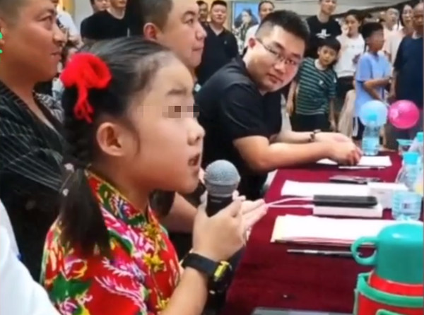 ▲▼8歲童星當上歌唱比賽評審。（圖／翻攝微博）