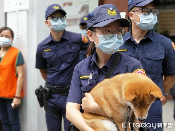 ▲樹林派出所21歲員警楊庭豪遭撞腦死，楊生前與狗狗「嘎逼」感情要好，今天也來送楊最後一程。（圖／記者陳雕文攝）