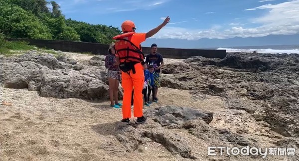 ▲海巡署第六岸巡隊安檢人員加強小琉球海遊勸離作為，確保遊客安全            。（圖／記者陳崑福翻攝）