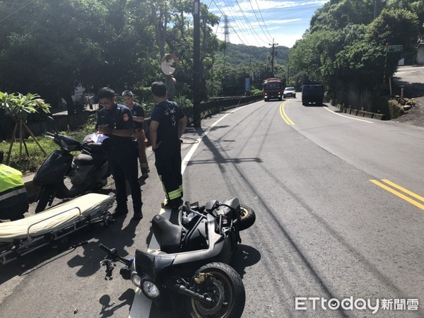 ▲▼女騎士經過泰林路時被第四台訊號線絆倒慘摔。（圖／記者陳豐德翻攝）