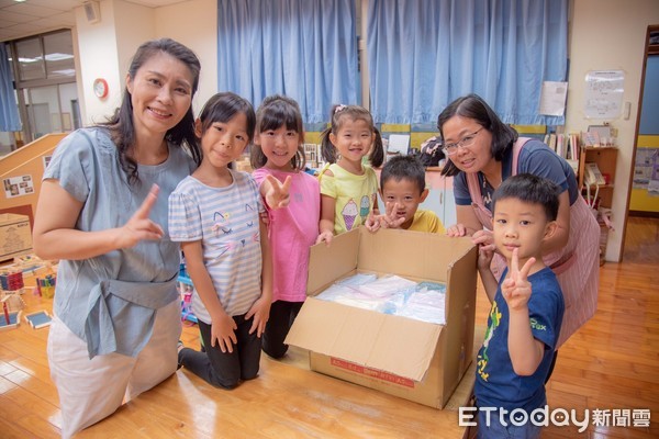 ▲嘉南藥理大學附設嘉藥幼兒園的小朋友，收集幼兒及成人口罩，捐贈給日本石川縣白山市「光」保育園小朋友，希望大家都能好好戴口罩，平安避開疫情威脅。（圖／記者林悅翻攝，下同）