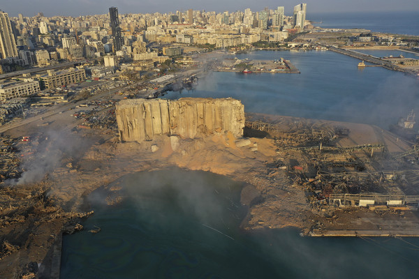▲▼黎巴嫩貝魯特港區爆炸，堤岸和倉庫直接被「炸沈」。（圖／達志影像／美聯社）