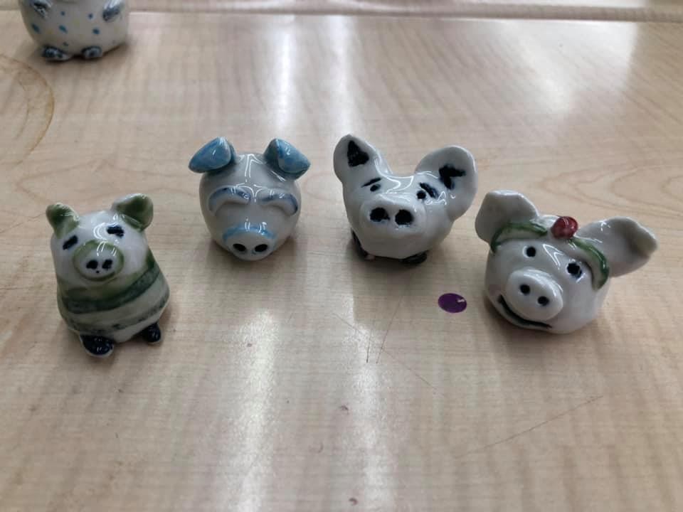 ▲遇見三隻小豬，星兒探索世界畫展」讓星兒們親手捏製小豬陶瓷偶，用自己的角度詮釋三隻小豬的故事。。（圖／社團法人希望共好發展協會提供）