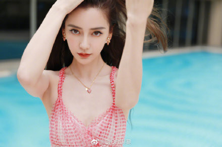 ▲Angelababy、曾之喬撞衫 。（圖／翻攝自IG）