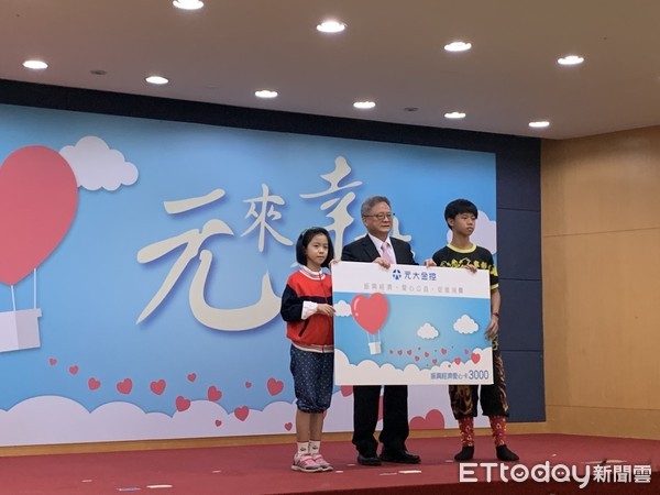 ▲▼疫情衝擊捐款少3成，元大金控發起3千元「振興愛心卡」，讓弱勢家庭能到超商購買民生用品，幫助超過10萬人。（圖／記者林育綾攝）