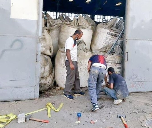 ▲▼黎巴嫩媒體釋出，爆炸前疑似工人仍在硬塞硝酸銨袋。（圖／翻攝自nsemgh）