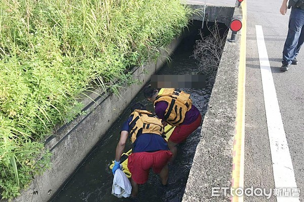 ▲桃園市消防局第三大隊救護人員將劉姓少年遺體打撈上岸。（圖／記者沈繼昌翻攝）