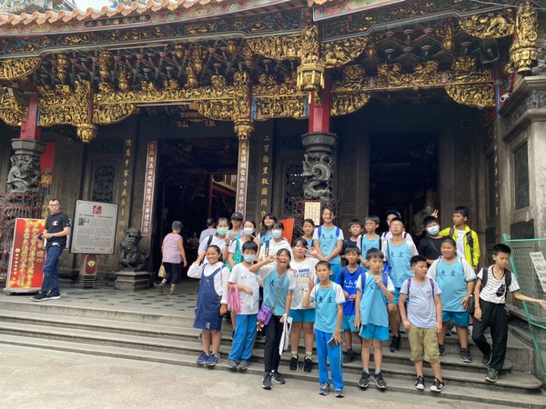 ▲大庄國小學生參觀都城隍廟。（圖／新竹市政府提供）
