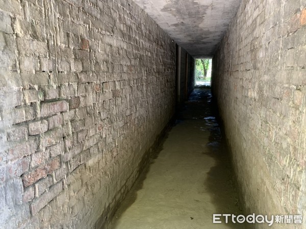 ▲虎尾鎮建國眷村以現有歷史防空洞內部廣闊的空間與圓頂造型，結合多媒體的播放以及虛擬實境軟體的運用，VR、沉浸式劇場體驗等虛實整合，讓民眾可實際體驗過往。（圖／記者蔡佩旻翻攝）