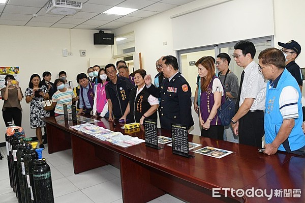 ▲為防範毒品入侵校園戕害學生，中壢警分局長劉印宮（中）向與會貴賓解說各種新興毒品。（圖／記者沈繼昌翻攝）