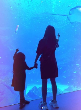 ▲昆凌帶小孩去水族館。（圖／翻攝自Instagram／昆凌）