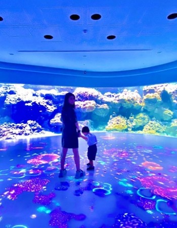 ▲昆凌帶小孩去水族館。（圖／翻攝自Instagram／昆凌）
