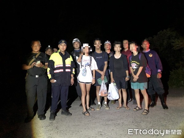 ▲屏東縣里港警分局員警會同消防分隊員找到在情人湖迷路遊客             。（圖／記者陳崑福翻攝）