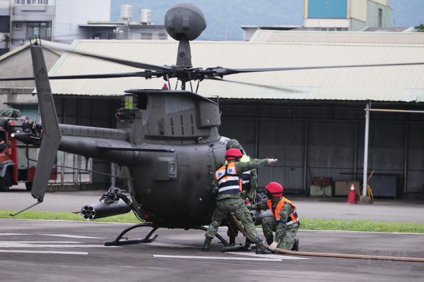 ▲OH-58D戰搜直升機機型較小，落地後可藉由輔助器具將直升機推進場棚。（圖／MNA）