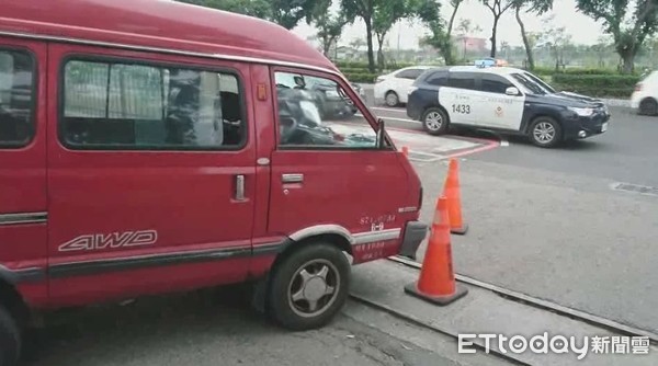 ▲男子洪當興駕紅色廂型車自後猛力衝撞，小貨車還輾過黃、李2人傷重身亡，洪在一、二審被判死刑，台南高分院更一審改判無期徒刑，逃死。（圖／記者林悅翻攝）