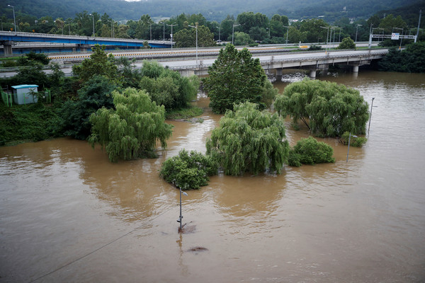 ▲▼南韓被洪水淹沒的漢江公園。（圖／路透）