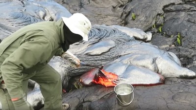 火山岩漿超肥嫩！　地質學家示範「勾開烤布丁表皮」裝進水桶在沸騰