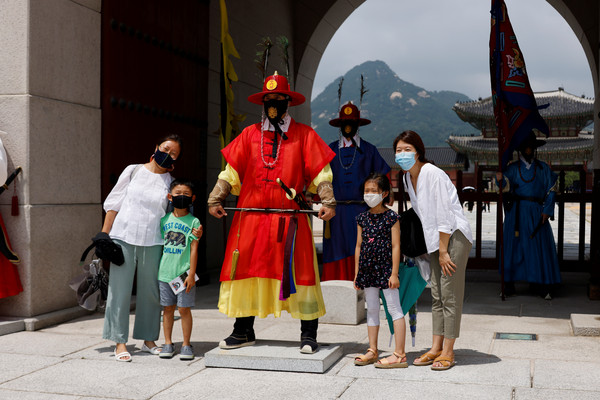 ▲▼南韓疫情趨緩，民眾戴上口罩在景福宮前拍照。（圖／路透）