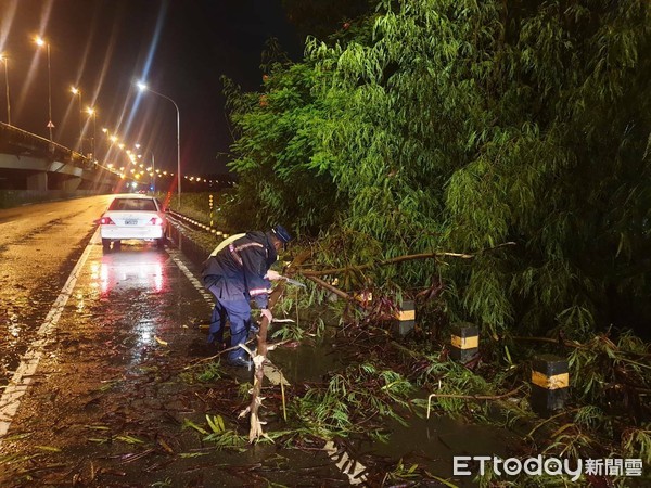 ▲台南市安定區國八側車道路邊路樹，受到「哈格比」颱風外圍環流影響，致路樹橫倒於快車道上，善化分局警方冒雨移除障礙物，保障行車安全。（圖／記者林悅翻攝，下同）