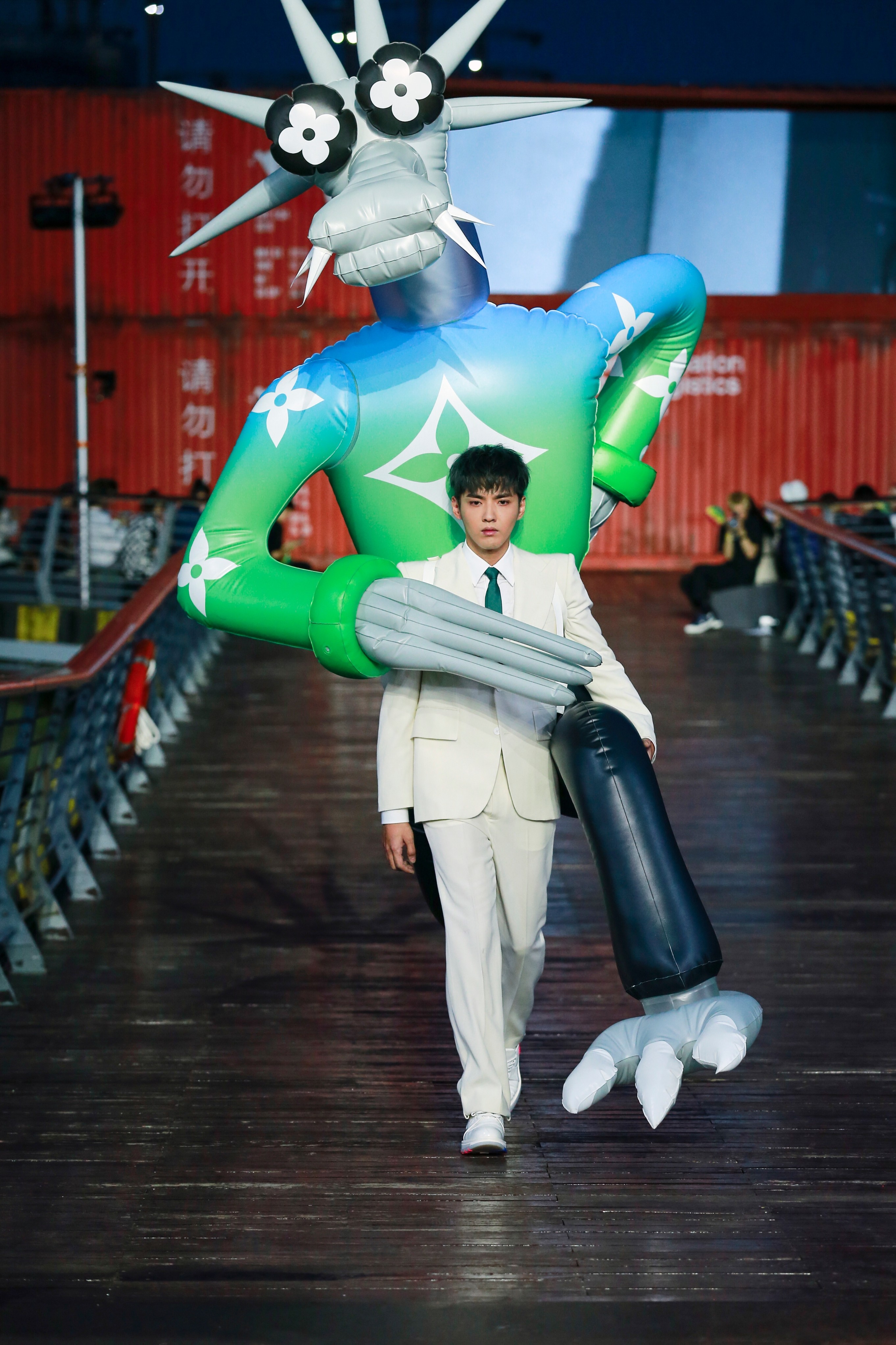 ▲吳亦凡背2公尺充氣娃娃走在黃浦江畔！盤點LV 2021春夏男裝秀7大亮點             。（圖／記者王蓁蓁攝）