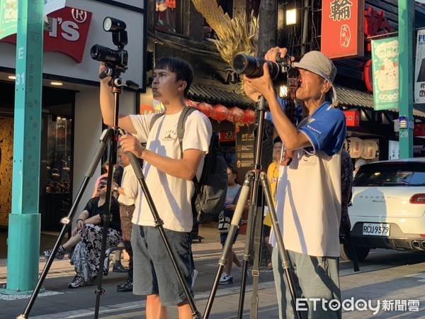 ▲▼峨眉街搶拍懸日民眾。（圖／記者李宜秦攝）